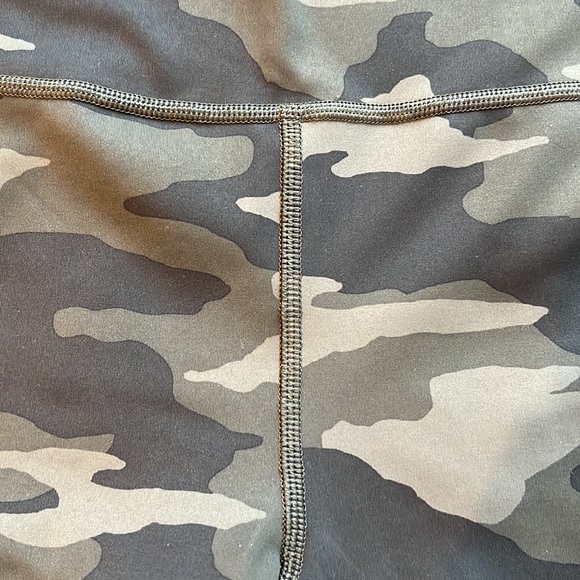 ATHLETA Ultimate 7/8 Tight Camo size Small - Picture 7 of 7